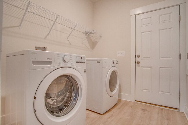 Building Photo - Holiday Sunshine! Deer Run 4BR/3BA Home – ...