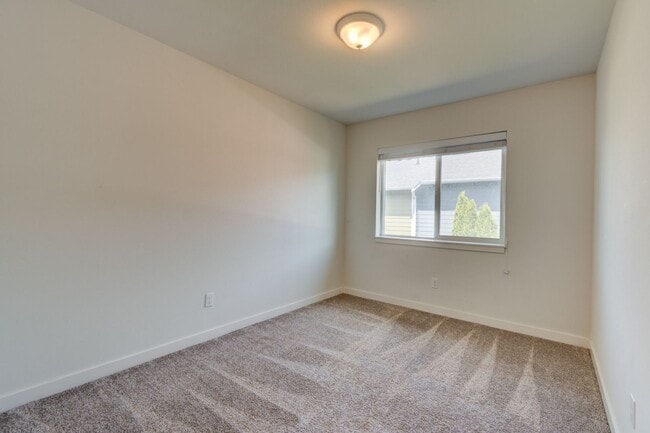 Building Photo - 3 Bedroom/2 Bath townhouse in Kettlecove community