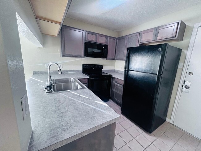 Building Photo - 2122 Lazy Ridge Dr