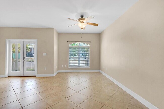 Building Photo - "Spacious 2-Bed Townhouse in Prime Fort Walton Beach Location"