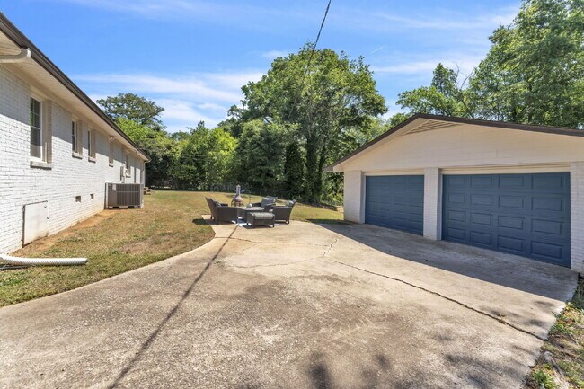 Building Photo - Renovated 3 Bed / 1.5 Bath Home with Open Floor Plan & Two Spacious Living Areas $1,975/mo rent
