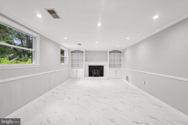 Building Photo - 9239 Vernon Dr