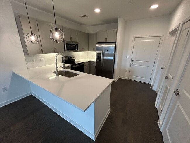 Building Photo - Beautiful 1-Bedroom Townhouse with Modern ...