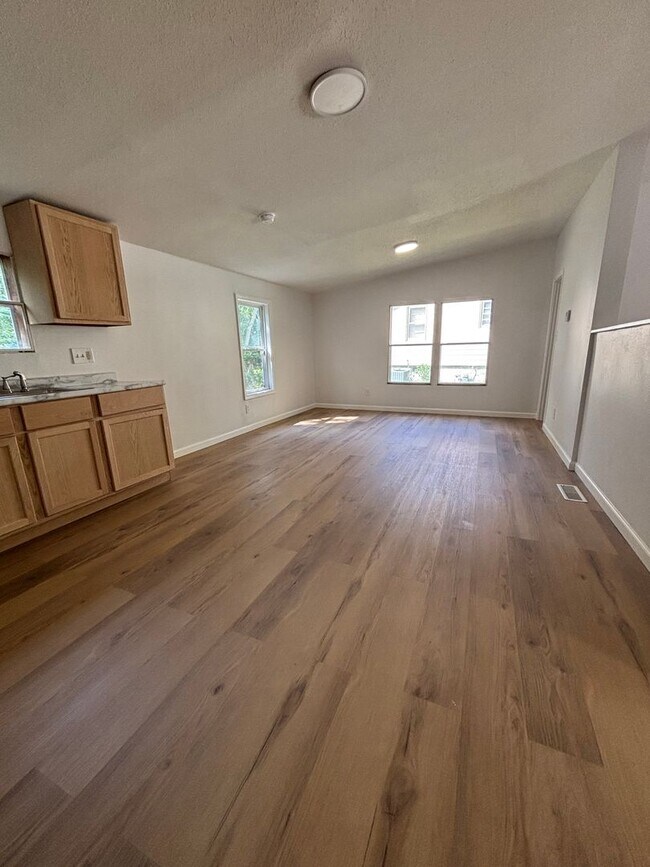 Building Photo - 305 Cascade Dr