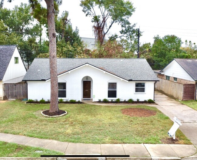 Building Photo - 1415 Mapleton Dr