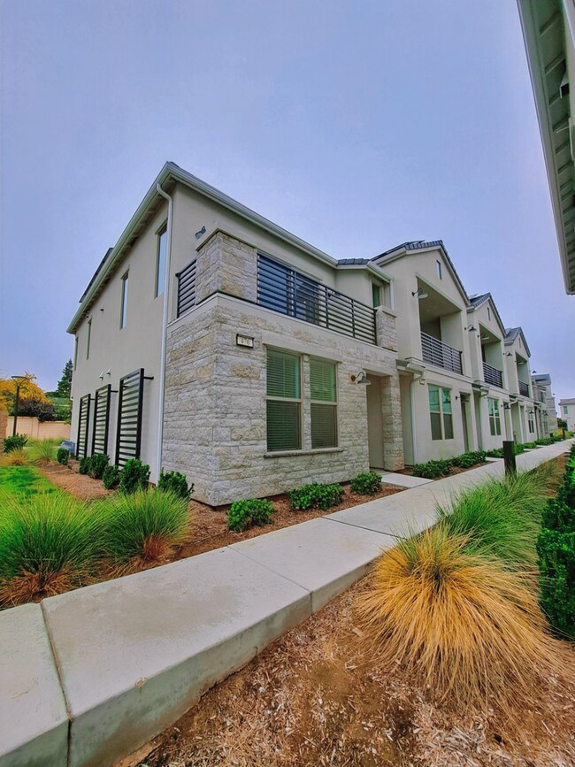 Building Photo - Experience Comfort and Style in This Venet...