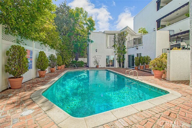 Building Photo - 4950 Louise Ave