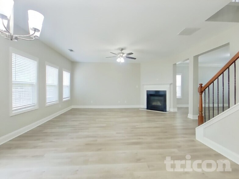 Building Photo - 367 Parkmont Way
