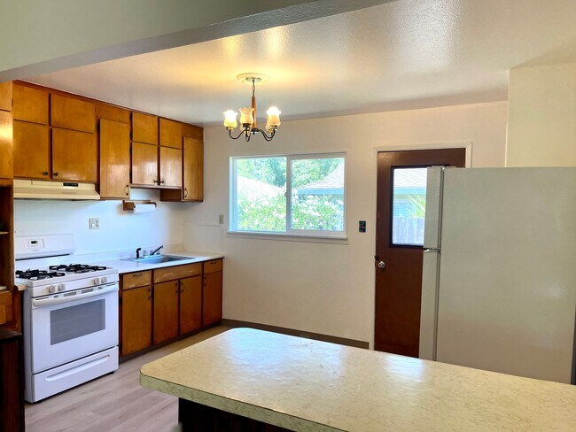 Building Photo - One level 2 bedroom duplex in Forestville! Near downtown!