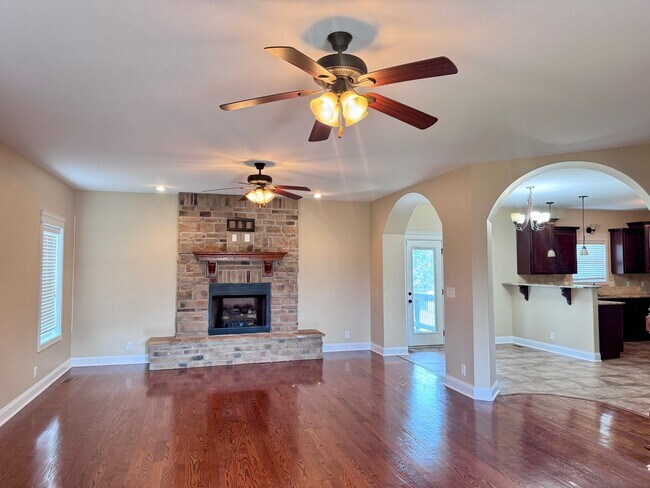 Building Photo - Beautiful Home Located in Farmington Subdivision. 3 Bedrooms, 3.5 baths, Bonus with Wet Bar!