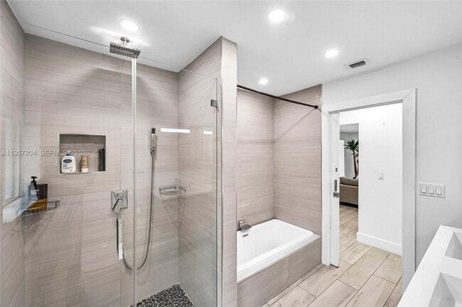 Building Photo - 1080 NE 104th St