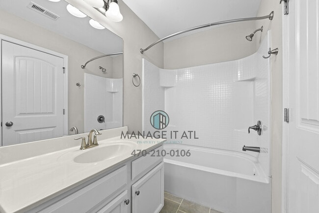 Building Photo - A beautifully maintained 3-bedroom, 3.5-ba...