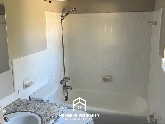 Building Photo - 2322 Rodgers Dr NE