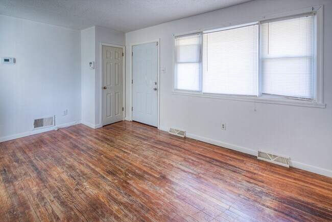 Building Photo - Split Level Near DE/MD line- Available in August