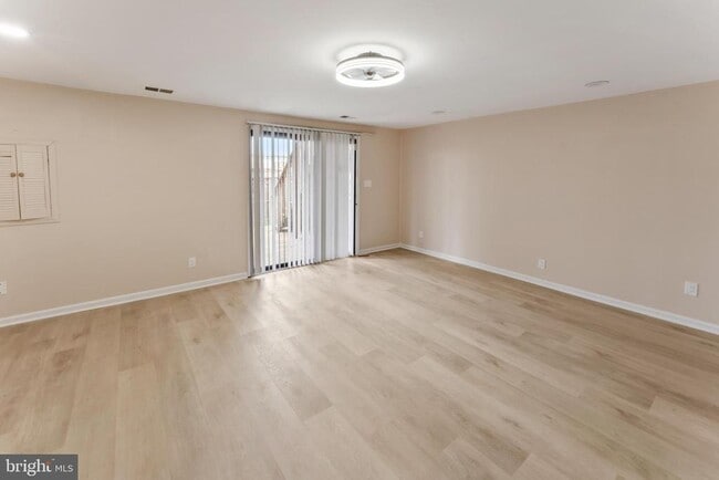 Building Photo - 8213 Roxbury Dr