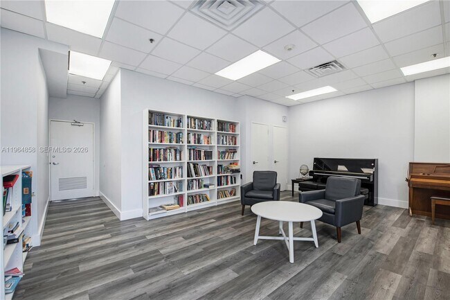 Building Photo - 3731 N Country Club Dr