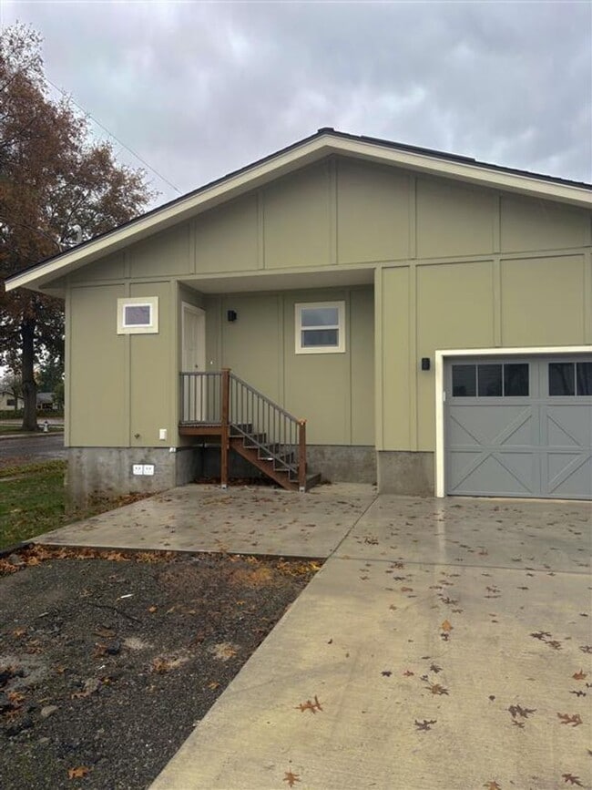 Primary Photo - 118 S Harkness St