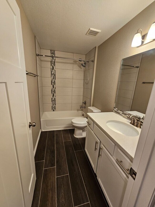 Building Photo - Beautiful 5 Bedroom, 3.5 Bath, 4 Car Garag...