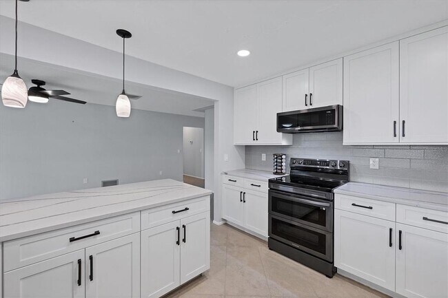 Building Photo - 3313 Pembrook Dr
