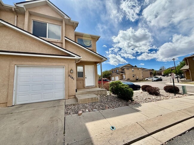 Building Photo - 3 Bedroom Townhome in a Convenient Location