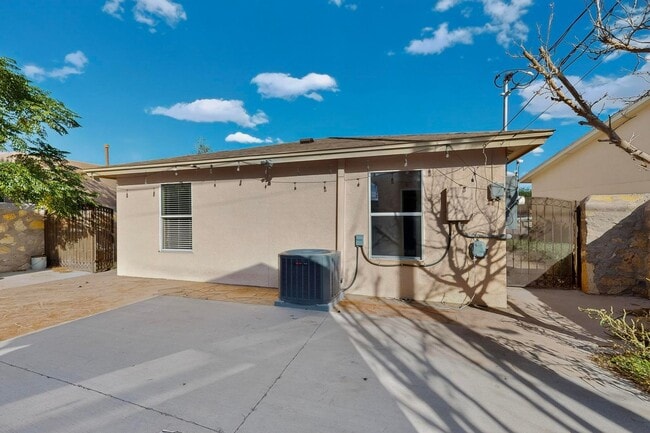 Building Photo - 3 bedroom, 2 bath single story home in Wes...