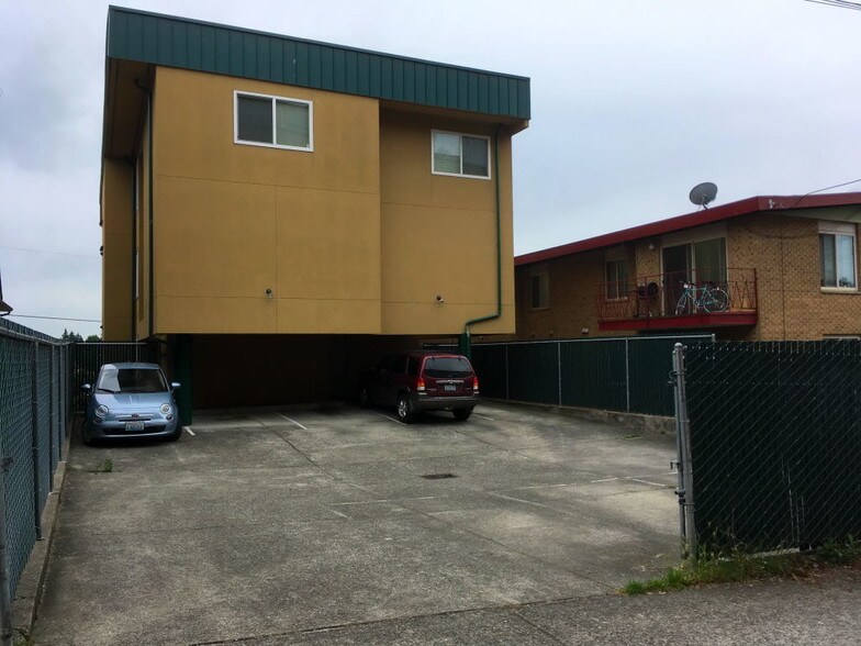 Private Parking Lot - 3919 Whitman Ave N