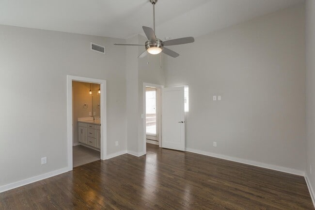 Building Photo - East Nashville with Roof-top Deck and 2 car garage!!