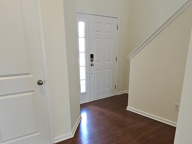 Building Photo - 401 Bear Tree Ct