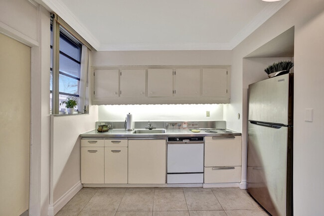 Building Photo - 2727 Yacht Club Blvd