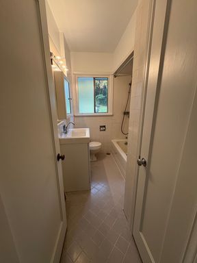 Building Photo - Freshly Painted Large Queen Anne Home! $3495