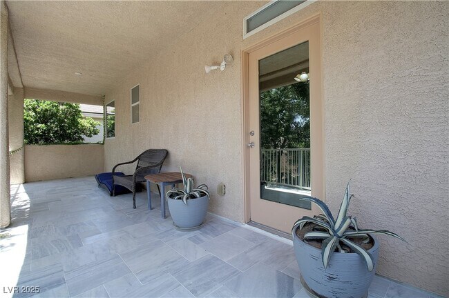 Building Photo - 2859 Dunnottar Ave
