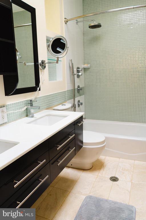 Building Photo - 636 Kenyon St NW