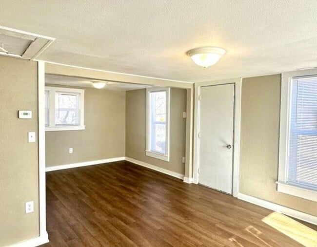Building Photo - Spacious 1 Bedroom Apartment Ready to be y...