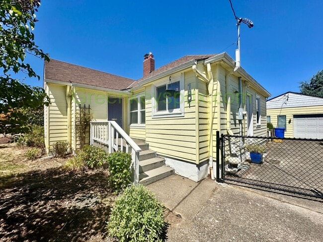 Building Photo - 2-Bedroom 2-Bathroom House in NE Portland,...