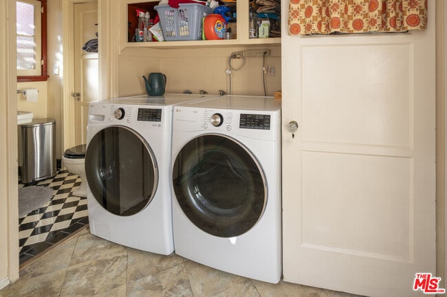 Building Photo - 2005 Holmby Ave