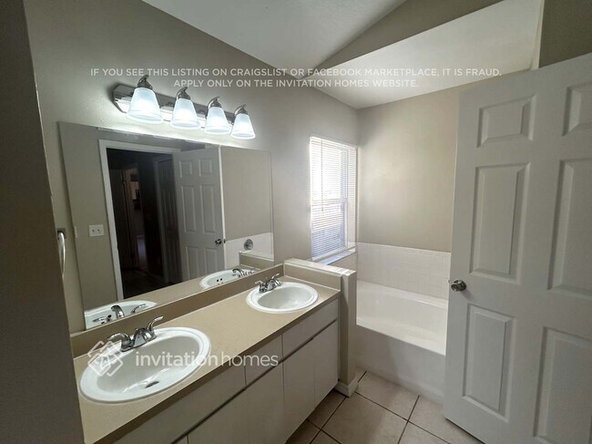 Building Photo - 717 Sand Ridge Dr