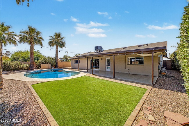 Building Photo - 1340 E Donner Dr