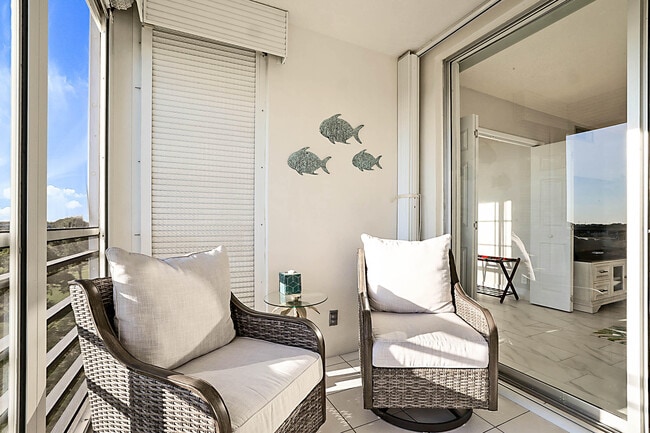 Building Photo - 575 Oaks Ln