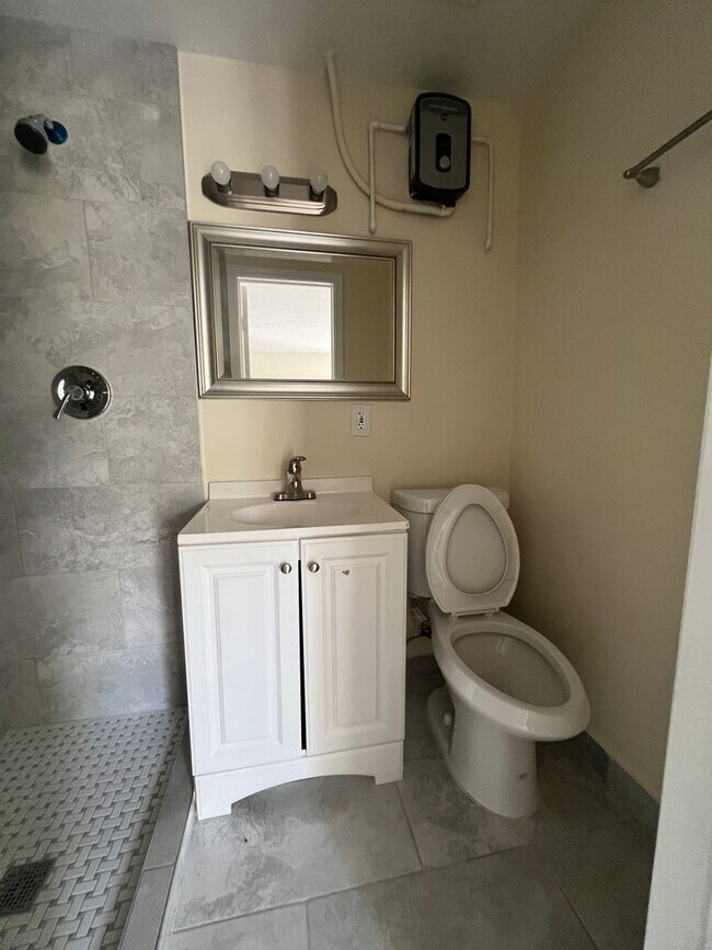 Building Photo - Beautifully updated Two Bedroom PLUS Den/O...