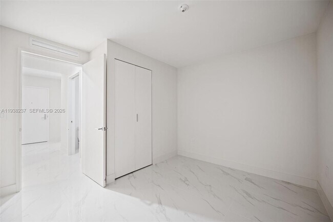 Building Photo - 700 NE 24th St