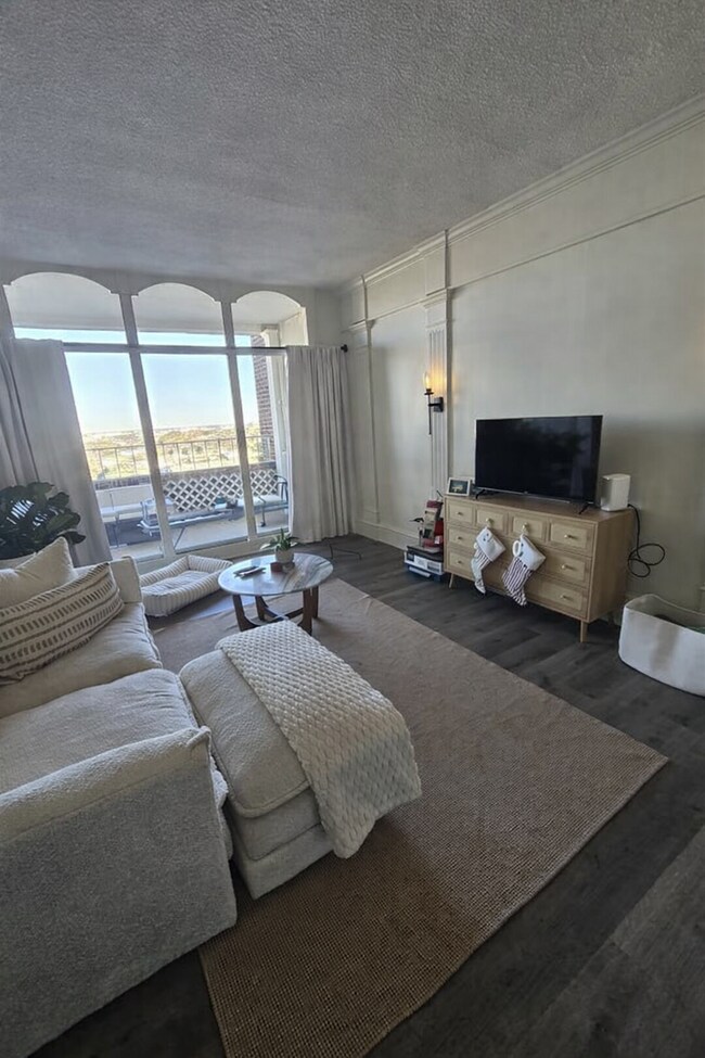 Building Photo - 14L