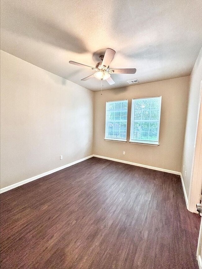 Building Photo - Comfortable 4-Bedroom Condo in Houston's O...