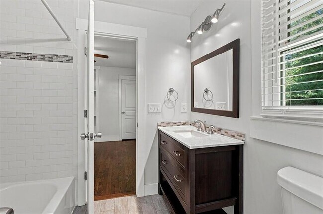 Building Photo - 208 Yancy Dr SE