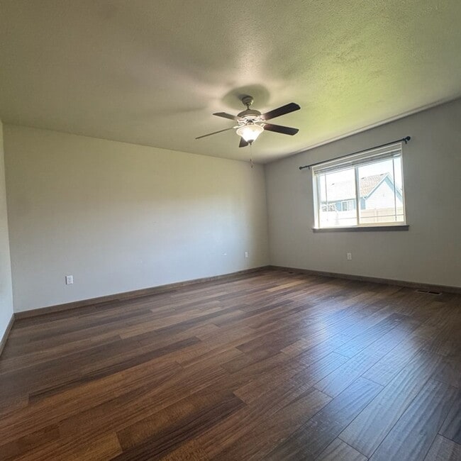 Building Photo - Modern 3 bed 2 bath unit in quiet neighbor...