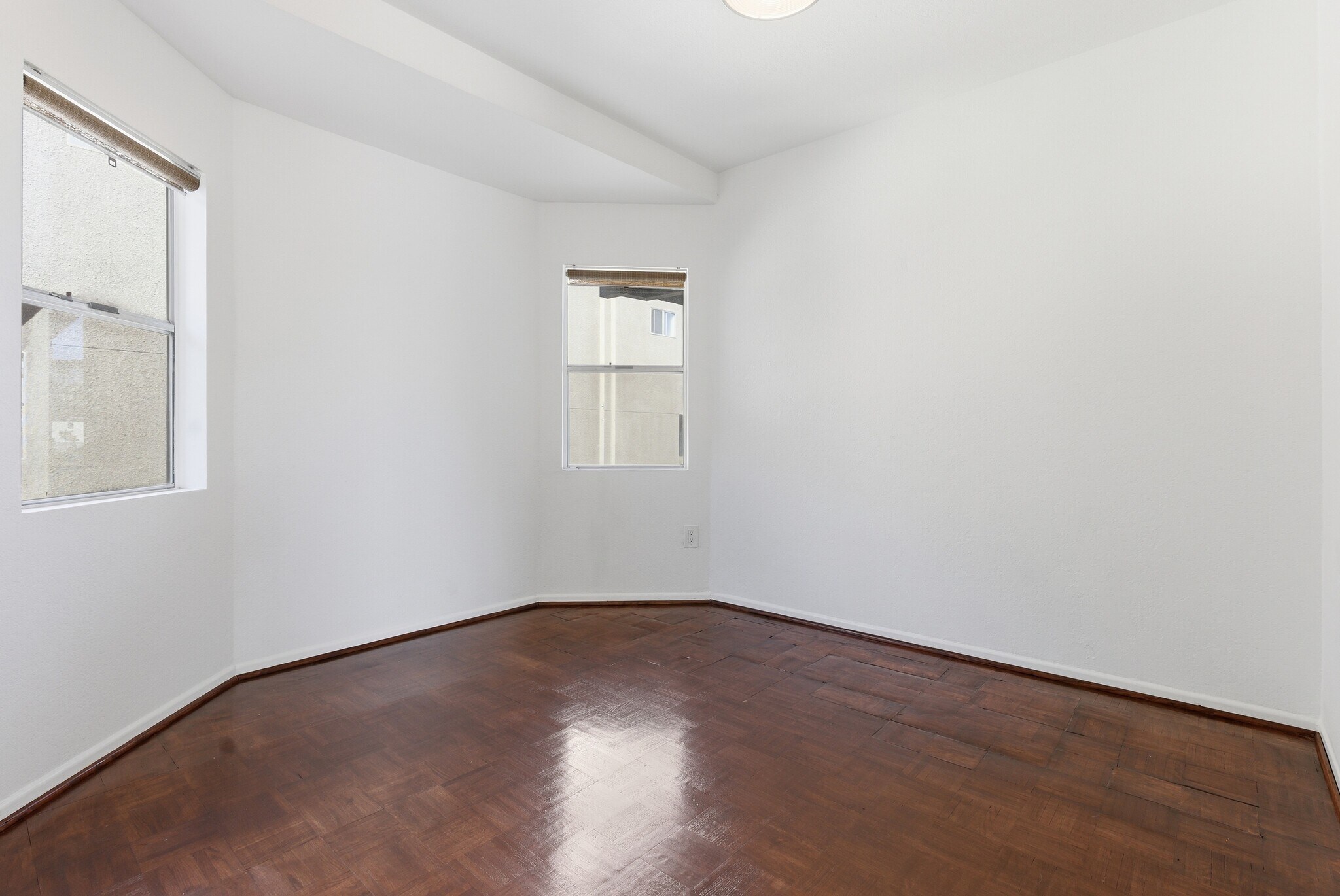 Building Photo - 1083 1/2 W Kensington Rd