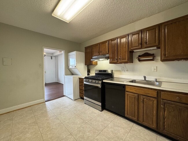 Building Photo - Bright and Spacious 1 Bed 1 Bath Condo Wit...