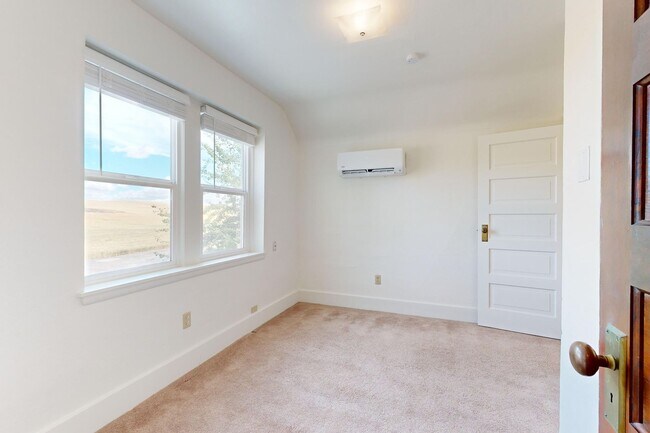 Building Photo - Farmhouse - Showings now Available
