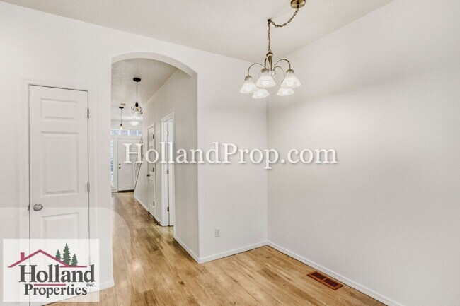 Building Photo - Live in Style: Updated Townhome with Amenities & Ideal Location