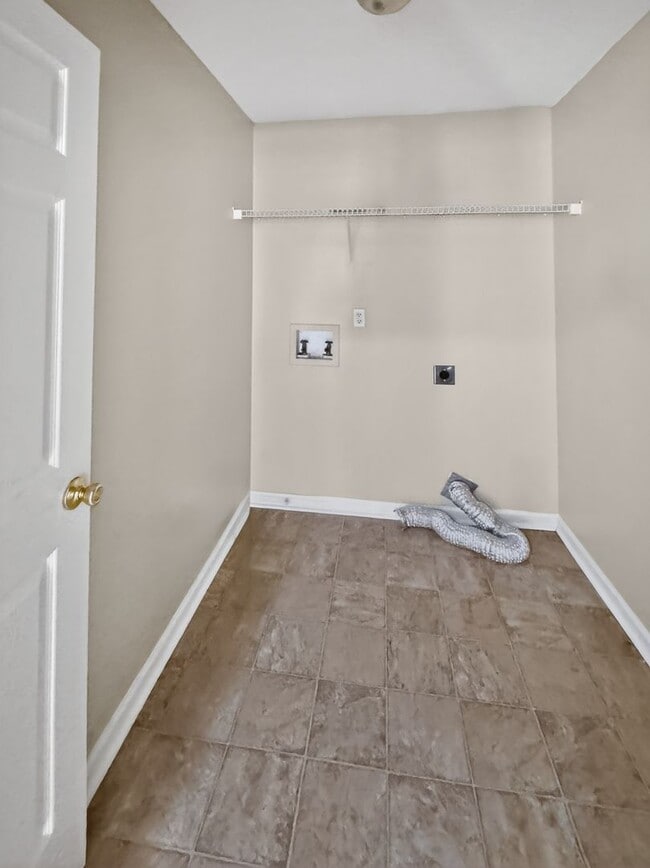 Building Photo - RATE DROP ALERT (was $2200/month) and MOVE-IN SPECIAL: 1st FULL MONTH'S RENT FREE*