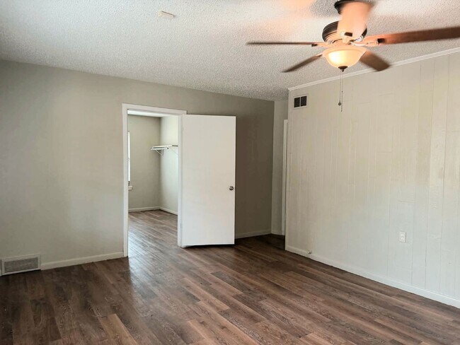 Building Photo - Adorable, Unique, and Roomy 3/2 Close to Tech! Move in Special Half off First Month!